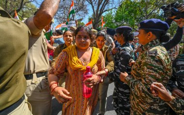 NEW DELHI, INDIA - 15 Mart 2024: Delhi Polisi, 15 Mart 2024 'te Hindistan' ın Yeni Delhi kentinde bulunan AICC genel merkezi yakınlarındaki Anti-CAA açıklamalarına karşı düzenlenen bir protesto sırasında Pakistan ve Afganistan 'dan Hindu mültecileri durdurmaya çalıştı.. 