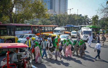 NEW DELHI, INDIA - 14 Mart 2024 tarihinde Hindistan 'ın Yeni Delhi şehrinde Ramlila Meydan' da devam eden Kisaan Panchayat nedeniyle trafik sıkışıklığı görüldü. Punjab çiftçileri Delhi 'deki Ramlila Meydan' da toplandı. 
