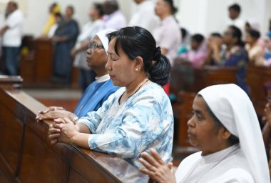 NEW DELHI, INDIA - 29 Mart 2024: Hıristiyan cemaati Kutsal Yürek Katolik Kilisesi, Gol Dak Khana 'da Kutsal Cuma vesilesiyle namaz kılıyor 