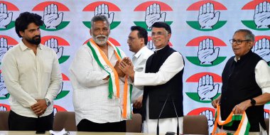 NEW DELHI, INDIA - 20 Mart 2024: Jan Adhikar Partisi 'nin Ulusal Başkanı ve eski milletvekili Pappu Yadav, Kongre liderleri ve Meclis Başkanı, Medya ve Halkla İlişkiler Dairesi Başkanı Pawan' ın huzurunda Kongre 'ye katıldı..