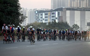 GREATER NOIDA, INDIA - 17 Mart 2024 'te Hindistan' ın başkenti Büyük Noida 'da 55 kilometre uzunluğunda bir Cyclothon' a katıldılar. HCL Cyclothon, Hindistan Bisiklet Federasyonu nezaretinde düzenlendi. 