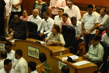 NEW DELHI, INDIA - 29 Temmuz 2024: Delhi Belediye Başkanı Shelly Oberoi, 29 Temmuz 2024 'te Yeni Delhi, Hindistan' da Belediye Binası toplantısında.  