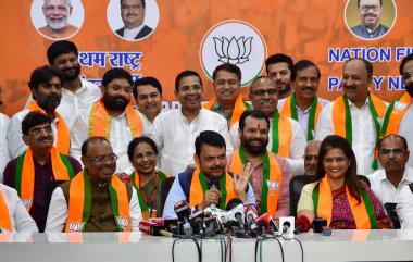 MUMBAI, INDIA - 30 Mart 2024: Eski Lok Sabha Sözcüsü Shivraj Patil 'in kızı Archana Patil Chakurkar, Maharashtra Dy CM Devendra Fadnavis ve Maharashtra BJP Başkanı Chandrashekar Bawankule' nin huzurunda 30 Mart 2024 tarihinde BJP 'ye katıldı..