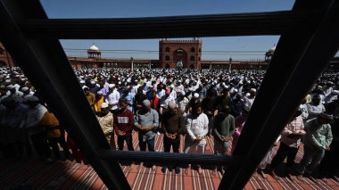 NEW DELHI, Hindistan - 15 Mart 2024: Müslümanlar kutsal Ramazan ayının ilk Cuma günü Jama Mescidi 'nde namaz kılmayı teklif ettiler. Her yıl, İslam takviminin dokuzuncu ayına büyük bir adanmışlıkla bakılıyor.