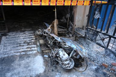 NEW DELHI, INDIA - 14 Mart 2024: 4 katlı Shahdara bölgesinde büyük bir yangın çıktı, 14 Mart 2024 tarihinde, Yeni Delhi, Hindistan 'da. Dört kişi, bir çift ve iki çocuk boğularak öldü..