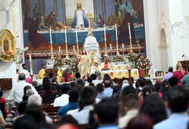 NEW DELHI, INDIA - 31 Mart 2024: İnsanlar Paskalya Pazar günü Yeni Delhi, Hindistan 'da 31 Mart 2024 tarihinde Sacred Heart Katedrali Kilisesi' nde yapılan ayine katıldılar. Pascha ya da Diriliş Pazarı da denir.. 