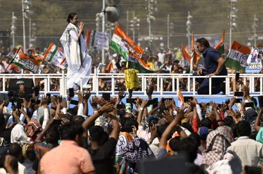 KOLKATA, INDIA - 10 Mart 2024: Batı Bengal ve Tüm Hindistan Trinamool Kongresi (AITC) Başkanı Mamata Banerjee, TMC destekçilerini 'Jonogorjon' Rallisi 'nde karşıladı ve partisinin Lok Sabha kampanyasını Tugay Alanı' nda başlattı 