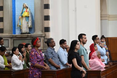 NEW DELHI, INDIA - 31 Mart 2024: İnsanlar Paskalya Pazar günü Yeni Delhi, Hindistan 'da 31 Mart 2024 tarihinde Sacred Heart Katedrali Kilisesi' nde yapılan ayine katıldılar. Pascha ya da Diriliş Pazarı da denir.. 