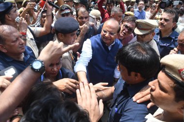 NEW DELHI, Hindistan - 29 Temmuz 2024: Delhi Teğmeni Vali VK Saxena, 29 Temmuz 2024 'te Hindistan' ın Yeni Delhi kentinde boğularak ölen üç sivil servis gönüllüsünün ardından, Eski Rajinder Nagar bölgesinde protesto yapan öğrencilerle konuşuyor..