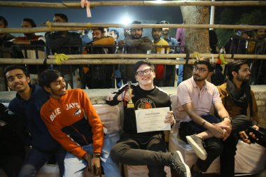 NEW DELHI, INDIA - 26 Şubat 2024: Öğrenciler Jamia Hamdard Üniversitesi Spor ve Kültür Haftası 2024 'te şarkıcı Salman Ali' nin performansının keyfini çıkarıyorlar