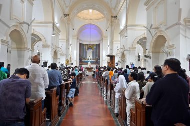 NEW DELHI, INDIA - 29 Mart 2024: Hıristiyan cemaati Kutsal Yürek Katolik Kilisesi, Gol Dak Khana 'da Kutsal Cuma vesilesiyle namaz kılıyor 