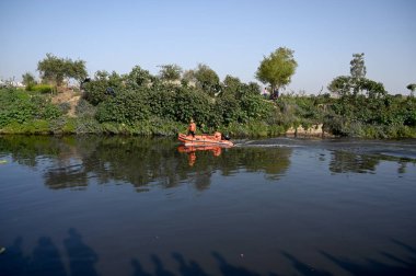 NOIDA, INDIA - 15 Mart 2024: 80. Sektör Kakrala Pusta 'da Hindistan cevizi yakalarken boğulduğu bildirilen çocukları arayan Ulusal Afet Müdahale Gücü (NDRF) personeli