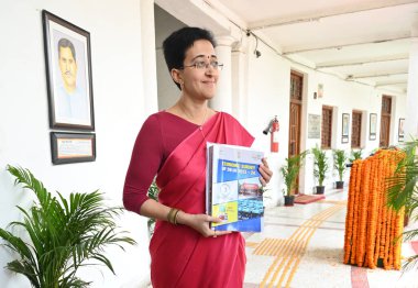 NEW DELHI, INDIA - 1 Mart 2024: Maliye Bakanı Atishi Marlena Singh 1 Mart 2024 'te Hindistan' ın Yeni Delhi kentinde yapılacak Delhi Meclis Bütçe Toplantısı sırasında Vidhan Sabha 'da Ekonomik İnceleme sunumu için geliyor