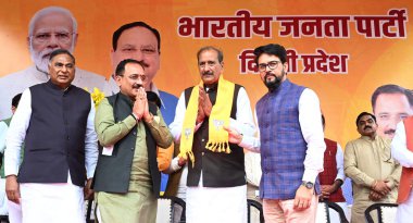 NEW DELHI, INDIA - 13 Mart 2024: Eski MLA Mehrauli Balram Tanwar, Bilgi ve Gençlik İşleri Bakanı Anurag Singh Thakur, Delhi BJP Başkanı Virendra Sachdeva ile birlikte BJP 'ye katıldı. 