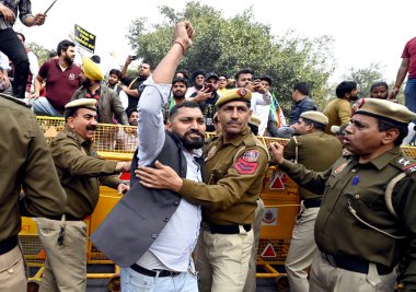 NEW DELHI, INDIA - 1 Mart 2024 'te Yeni Delhi, Hindistan' da Sandeshkhali, Chanakyapuri yakınlarında Batı Bengal hükümetine karşı düzenlenen bir protesto sırasında BJP çalışanları sloganlar attı.. 