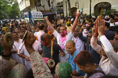KOLKATA, INDIA - 24 Mart 2024: Uluslararası Krishna Bilinci Topluluğu (ISKCON) hayranları 24 Mart 2024 'te Hindistan' ın Kolkata kentinde Holi festivalini renklerle ve müzikle kutladılar