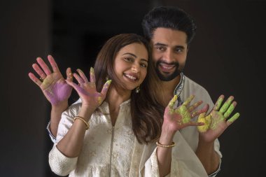 MUMBAI, INDIA - 12 Mart 2024: Bollywood aktörleri ve yeni evliler Rakul Preet Singh ve yapımcısı Jackky Bhagnani, Holi vesilesiyle HT City ile özel bir röportaj sırasında poz verdiler