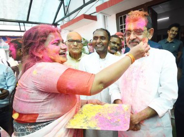 PATNA, INDIA - 24 Mart 2024: Rashtriya Lok Morcha Ulusal Başkanı Upendra Kushwaha, parti destekçileriyle birlikte 24 Mart 2024 'te Patna, Hindistan' da düzenlenen Holi festivalini kutladı