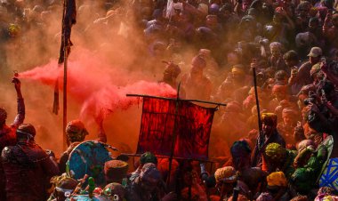 MATHURA, INDIA - 19 Mart 2024: İnsanlar 19 Mart 2024 tarihinde Hindistan 'ın Mathura kentinde Nandji Tapınağı' nda Lathmar Holi festivali sırasında birbirlerine renkli toz sürerler. 