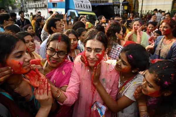 KOLKATA, INDIA - 24 Mart 2024: Uluslararası Krishna Bilinci Topluluğu (ISKCON) hayranları 24 Mart 2024 'te Hindistan' ın Kolkata kentinde Holi festivalini renklerle ve müzikle kutladılar