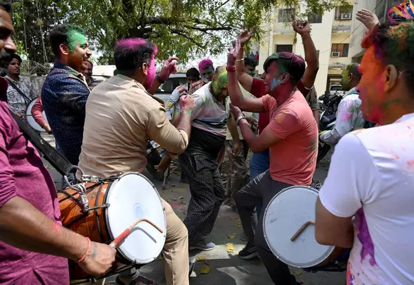 NOIDA, Hindistan - 26 Mart 2024: 20. Bölge polis karakolunda polis personeli Holi 'yi kutluyor. GBN polis personeli, 26 Mart 2024 'te Hindistan' ın Noida kentindeki tüm polis karakollarında Salı günü Holi 'yi kutladı.