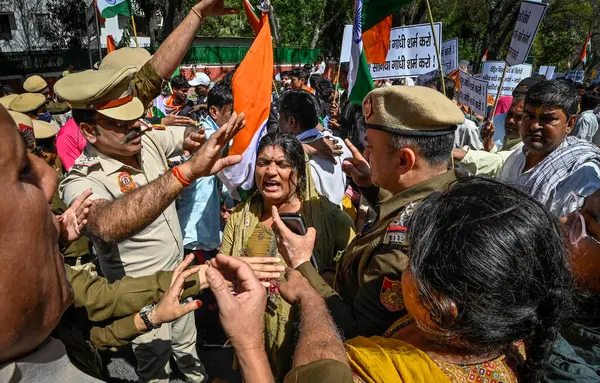 NEW DELHI, INDIA - 15 Mart 2024: Delhi Polisi, 15 Mart 2024 'te Hindistan' ın Yeni Delhi kentinde bulunan AICC genel merkezi yakınlarındaki Anti-CAA açıklamalarına karşı düzenlenen bir protesto sırasında Pakistan ve Afganistan 'dan Hindu mültecileri durdurmaya çalıştı.. 