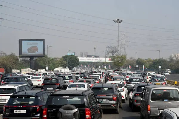 Noida-Delhi DND sınırında 14 Mart 'ta yoğun trafik sıkışıklığı gözlemlendi, 14 Mart 2024' te Hindistan 'ın Noida kentinde Ramlila bölgesinde Kisan Maha panchayat' ın sürmekte olan güvenlik kaygıları nedeniyle.. 
