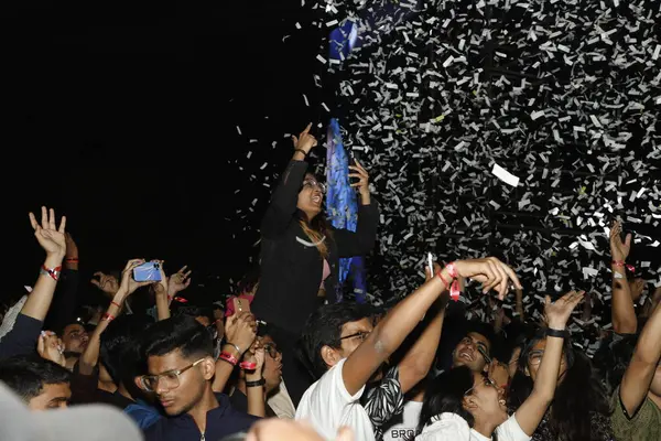 Stock image NEW DELHI, INDIA - MARCH 2, 2024: Crowd enjoy the performance of Bollywood singer Sunidhi Chauhan during an annual tech fest - Moksha - Innovision at Netaji Subhas University of Technology (NSUT)