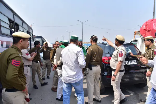 stock image GHAZIABAD, INDIA - MARCH 14: Police officials seen checking the vehicles due to the Kisan Mahapanchayat in Delhi at Ghazipur border, on March 14, 2024 in Ghaziabad, India. Punjab farmers have gathered at Ramlila Maidan in Delhi