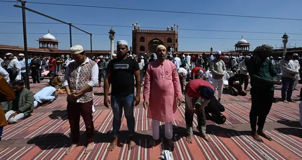 NEW DELHI, Hindistan - 15 Mart 2024: Müslümanlar kutsal Ramazan ayının ilk Cuma günü Jama Mescidi 'nde namaz kılmayı teklif ettiler. Her yıl, İslam takviminin dokuzuncu ayına büyük bir adanmışlıkla bakılıyor.