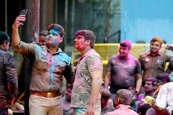 stock image NOIDA, INDIA - MARCH 26, 2024: Noida Traffic police personnel celebrate Holi at DCP traffic office in Sector 14A. The policemen generally get to play Holi only a day after the festival on March 26, 2024 in Noida, India