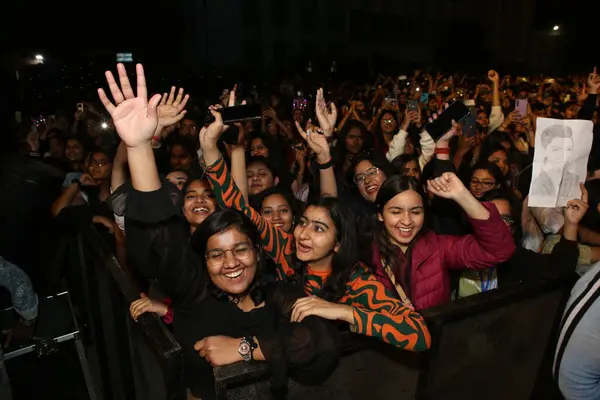 stock image NEW DELHI, INDIA - FEBRUARY 23, 2024: Crowd enjoy the performance of Bollywood Singer Shaan at cultural fest Taarangana 24 at the Indira Gandhi Delhi Technical University for Women (IGDTUW) campus, Kashmere Gate