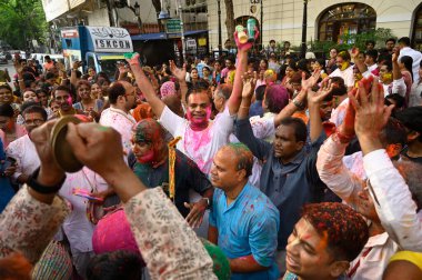 KOLKATA, INDIA - 24 Mart 2024: Uluslararası Krishna Bilinci Topluluğu (ISKCON) hayranları 24 Mart 2024 'te Hindistan' ın Kolkata kentinde Holi festivalini renklerle ve müzikle kutladılar