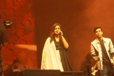 NEW DELHI, Hindistan - 15 Şubat 2024: Bollywood şarkıcısı Shreya Ghoshal Delhi Teknoloji Üniversitesi Engifest '24' te sahne aldı