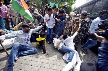 NEW DELHI, INDIA - 26 Mart 2024: Yeni Delhi, Hindistan 'da 26 Mart 2024 tarihinde Delhi CM Arvind Kejriwal' ın tutuklanmasına karşı Patel Chowk metro istasyonu önünde düzenlenen protestolarda güvenlik personeli AAP çalışanlarını gözaltına aldı