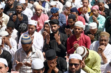 NEW DELHI, INDIA - 15 Mart 2024: Müslüman dindarlar, 15 Mart 2024 tarihinde Hindistan 'ın Yeni Delhi kentinde, Jama Mescidi' nde kutsal Ramazan ayının ilk Cuma namazını kılarlar. Her yıl, İslam takviminin dokuzuncu ayına büyük bir adanmışlıkla bakılıyor.