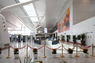 NEW DELHI, INDIA - 10 Mart 2024: Yeni inşa edilen ve genişletilen Indira Gandhi Uluslararası Havalimanı Terminali, Başbakan Narendra Modi tarafından 10 Mart 2024 tarihinde Hindistan 'ın Yeni Delhi kentinde açıldı..