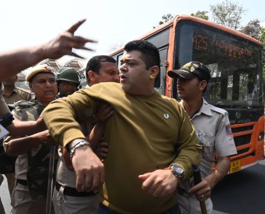 NEW DELHI, INDIA - 22 Mart 2024: Delhi polisi, AAP parti liderleri ve Modi hükümetini protesto eden işçi ve işçileri Delhi CM Arvind Kejriwal 'ın görünmesi öncesinde gözaltına aldı.