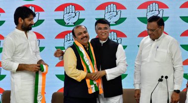 NEW DELHI, INDIA - 20 Mart 2024: Lok Sabha Milletvekili Danimarkalı Ali, Kongre Başkanı Pawan Khera, AICC Genel Sekreteri UP Avinash Pandey, 20 Mart 2024 tarihinde Yeni Delhi, Hindistan 'daki AICC karargahında kongreye katıldı. Fotoğraf: Sonu Mehta / Hindustan Times)