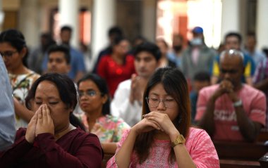 NEW DELHI, INDIA - 31 Mart 2024: İnsanlar Paskalya Pazar günü Yeni Delhi, Hindistan 'da 31 Mart 2024 tarihinde Sacred Heart Katedrali Kilisesi' nde yapılan ayine katıldılar. Pascha ya da Diriliş Pazarı da denir.. 