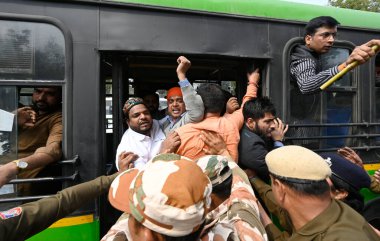 NEW DELHI, INDIA - 1 Mart 2024 'te Yeni Delhi, Hindistan' da Sandeshkhali, Chanakyapuri yakınlarında Batı Bengal hükümetine karşı düzenlenen bir protesto sırasında BJP çalışanları sloganlar attı.. 