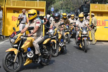 NEW DELHI, INDIA - 22 Mart 2024: AAP lideri ve Delhi Başbakanı Arvind Kejriwal 'ın 22 Mart 2024 tarihinde Yeni Delhi, Hindistan' da ITO Chowk 'ta tutuklanmasına karşı düzenlenen AAP protestosu sırasında ITO' da konuşlandırılan ağır güvenlik güçleri