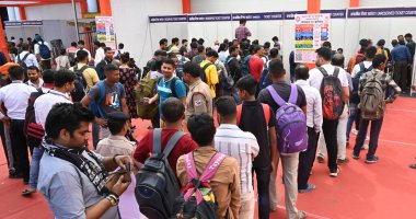 NEW DELHI, INDIA - 23 Mart 2024 'te Yeni Delhi Tren İstasyonu' na girmek için uzun kuyrukta bekleyenler Holi Festivali için evlerine gidiyorlar..