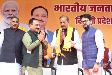NEW DELHI, INDIA - 13 Mart 2024: Eski MLA Mehrauli Balram Tanwar, Bilgi ve Gençlik İşleri Bakanı Anurag Singh Thakur, Delhi BJP Başkanı Virendra Sachdeva ile birlikte BJP 'ye katıldı. 
