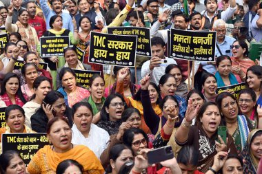 NEW DELHI, INDIA - 1 Mart 2024 'te Yeni Delhi, Hindistan' da Sandeshkhali, Chanakyapuri yakınlarında Batı Bengal hükümetine karşı düzenlenen bir protesto sırasında BJP çalışanları sloganlar attı.. 