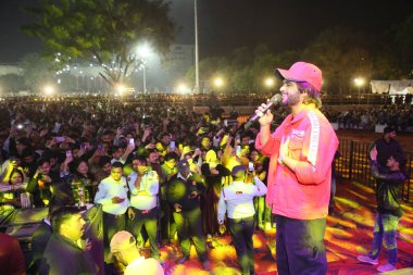 NEW DELHI, INDIA - 26 Şubat 2024: Şarkıcı Salman Ali Jamia Hamdard Üniversitesi 'nde Spor ve Kültür Haftası 2024' te sahne aldı