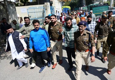 NEW DELHI, INDIA - 9 Mart 2024: Yerel din adamlarıyla birlikte kıdemli polis yetkilileri, Inderlok bölgesindeki Inderlok Mescidi 'nde yaşanan dün yaşanan olay sonrasında durumu değerlendirmek üzere bölgede ortak bir tur attılar..