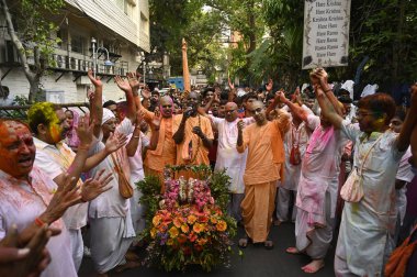 KOLKATA, INDIA - 24 Mart 2024: Uluslararası Krishna Bilinci Topluluğu (ISKCON) hayranları 24 Mart 2024 'te Hindistan' ın Kolkata kentinde Holi festivalini renklerle ve müzikle kutladılar