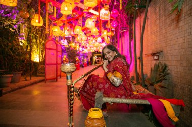 NEW DELHI, INDIA - 15 Mart 2024: Yazar Neelima Dalmia Adhar Sundeep Butoria 'nın ev sahipliği yaptığı Holi Bhutoria' da, Prabha Khaitan Vakfı 'nın kayyum yöneticisi, 15 Mart 2024 tarihinde Yeni Delhi, Hindistan' da