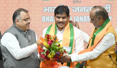 NEW DELHI, INDIA - 1 Mart 2024: BRS lideri ve Zaheerabad milletvekili BB Patil, 1 Mart 2024 tarihinde Yeni Delhi, Hindistan 'da BJP Genel Sekreteri Tarun Chugh ve diğer parti liderlerinin huzurunda BJP' ye katıldı.. 